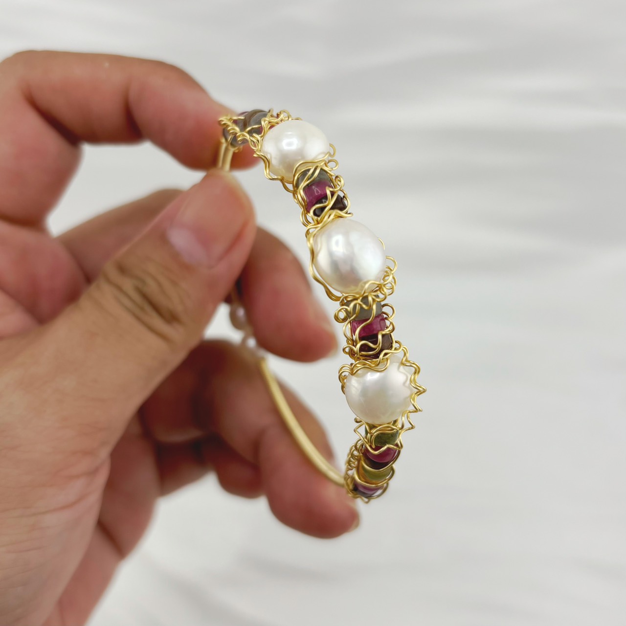 Designer Jewelry Vòng Tay Thiết Kế Kiểu Còng Cứng Phối 3 Hạt Ngọc Trai Quấn Kim Ma Mị Kiểu Còng Cứng MADAME HIEN PEARLS Unisex Nam Nữ VTG033