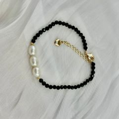 Vòng Tay Pha Lê Đen Phối Mặt 3 Hạt Ngọc Trai Oval Tự Nhiên MADAME HIEN PEARLS Unisex Nam Nữ VTG030