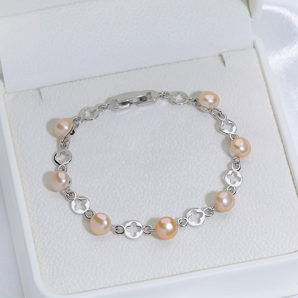 Vòng Tay Ngọc Trai Tự Nhiên Phối Kim Bài Cỏ 4 Lá MADAME HIEN PEARLS Xinh Xắn Cho Nữ VTN001