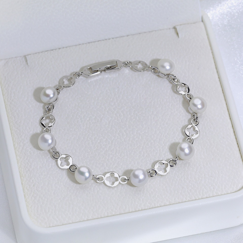 Vòng Tay Ngọc Trai Tự Nhiên Phối Kim Bài Cỏ 4 Lá MADAME HIEN PEARLS Xinh Xắn Cho Nữ VTN001