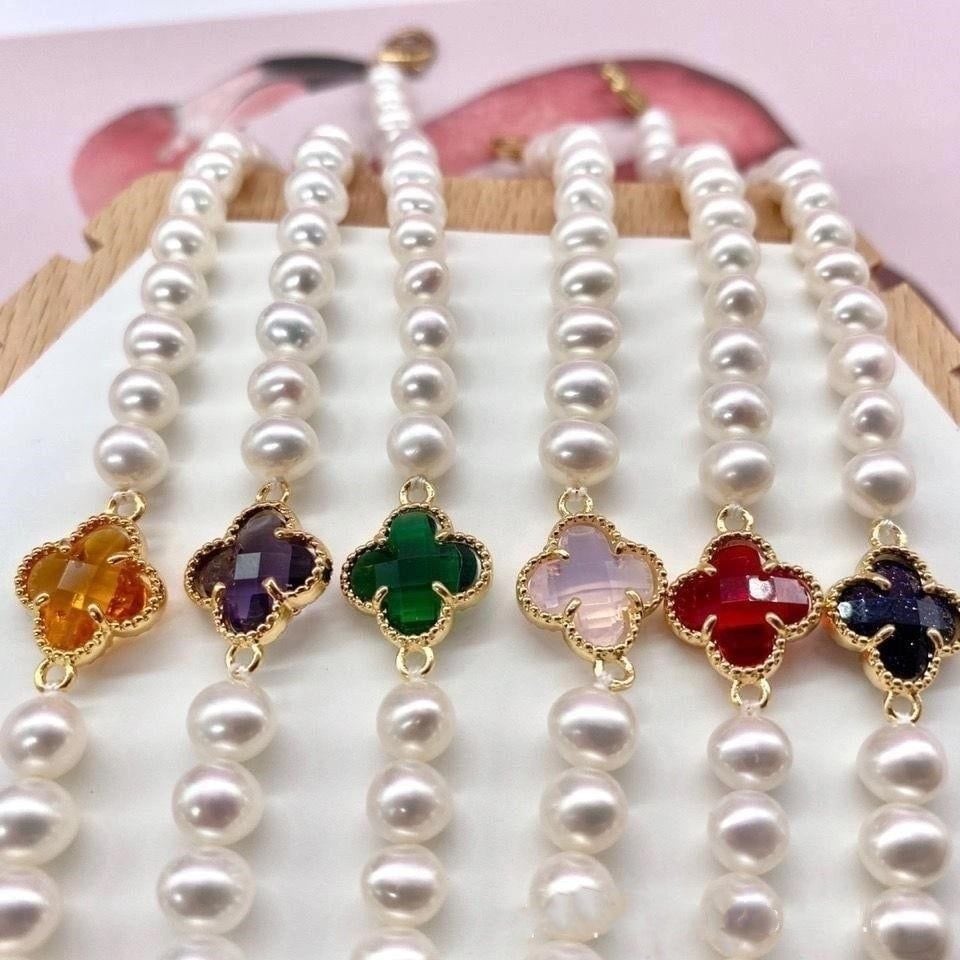 Vòng Tay Ngọc Trai Tự Nhiên Mặt Đá Cỏ 4 Lá MADAME HIEN PEARL Cho Nữ VTT124