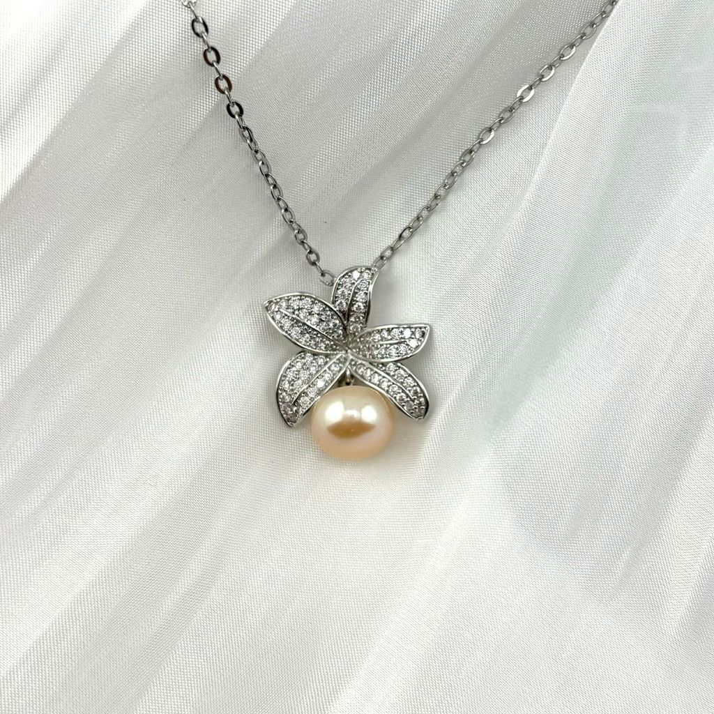 Mặt Dây Chuyền Vòng Cổ Ngọc Trai Tự Nhiên Hoa Ly Khung Vàng  Đính Đá Zircon MADAME HIEN PEARLS Cho Nữ MN051