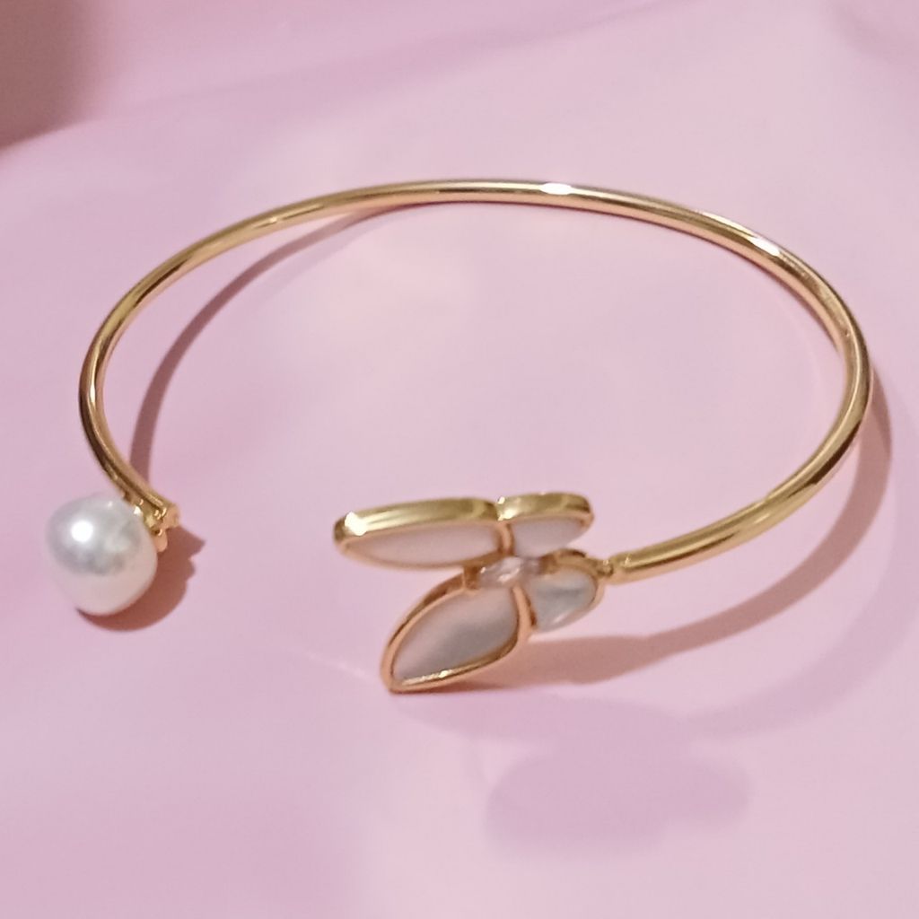 Vòng Tay MADAME HIEN PEARLS Titan 18K Còng Đính Hạt trai Nước Ngọt Tự Nhiên Hình Bướm Sang Trọng VTT011