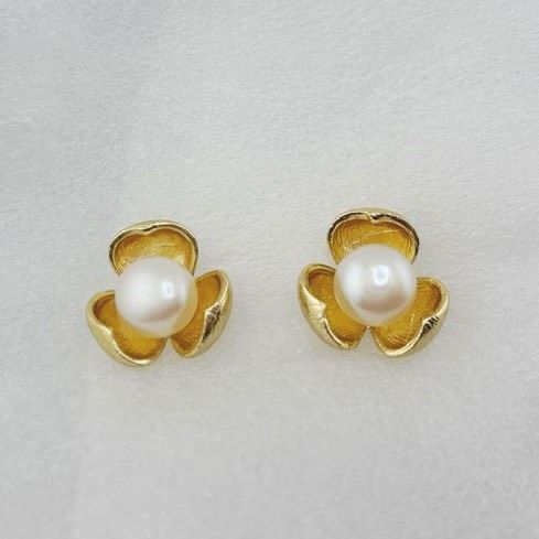 Bông Tai Ngọc Trai Tự Nhiên Hoa Hiệu Ứng 3 Cánh Nở Sống Động MADAME HIEN PEARLS BTN106