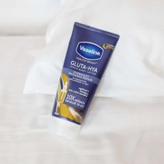 Vaseline Gluta Hya Over Night Sữa Dưỡng Thể Phục Hồi Da Ban Đêm 330ml