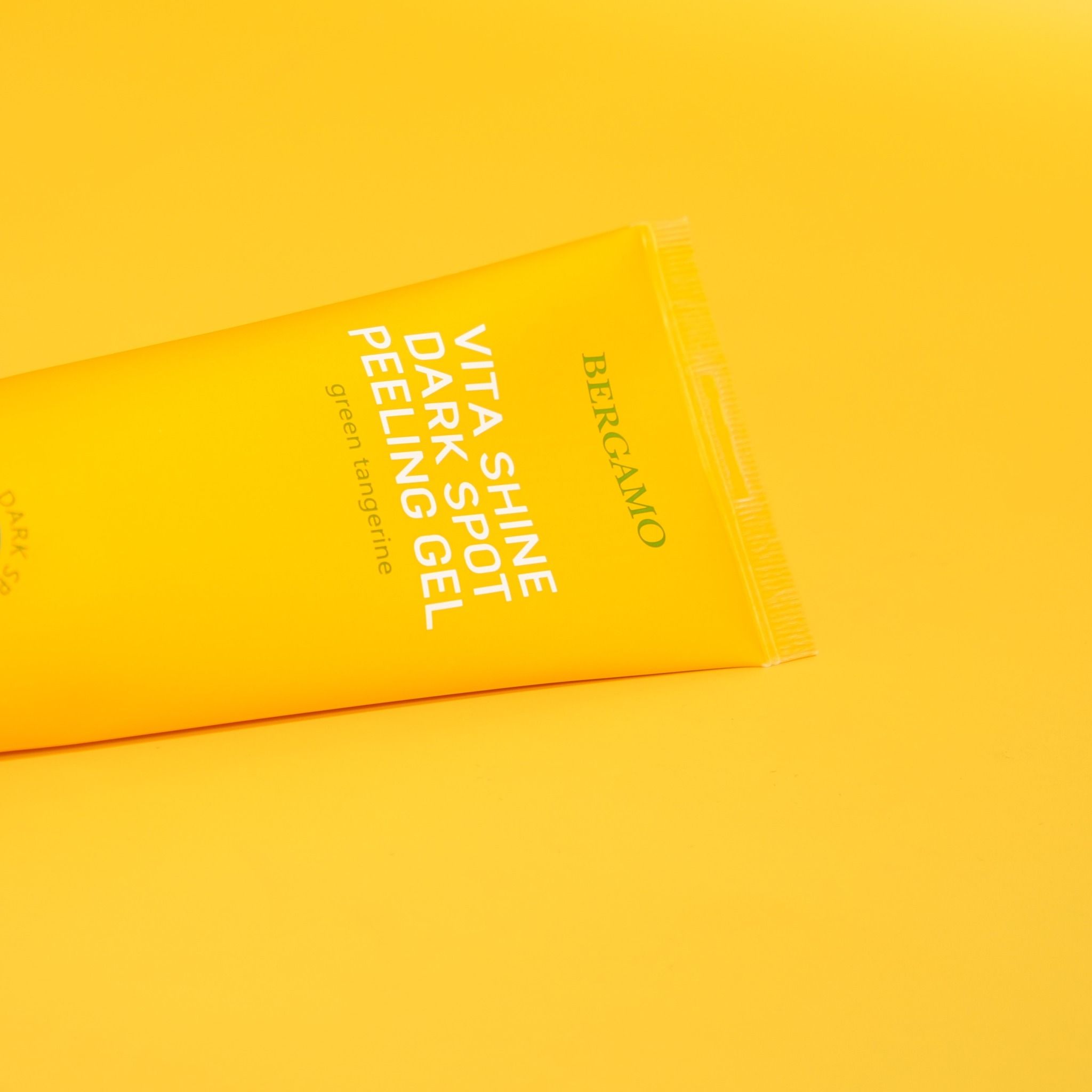 TẨY DA CHẾT QUÝT XANH SÁNG DA MỜ THÂM NÁM BERGAMO GREEN TANGERINE VITA SHINE DARK SPOT PEELING GEL 150ML