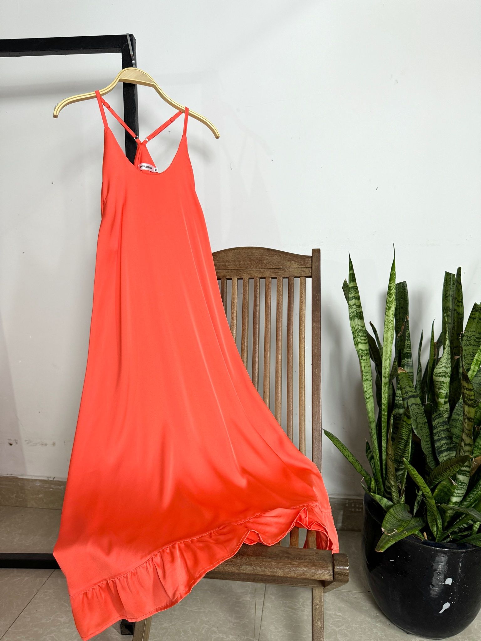  Đầm satin neon yếm dài 