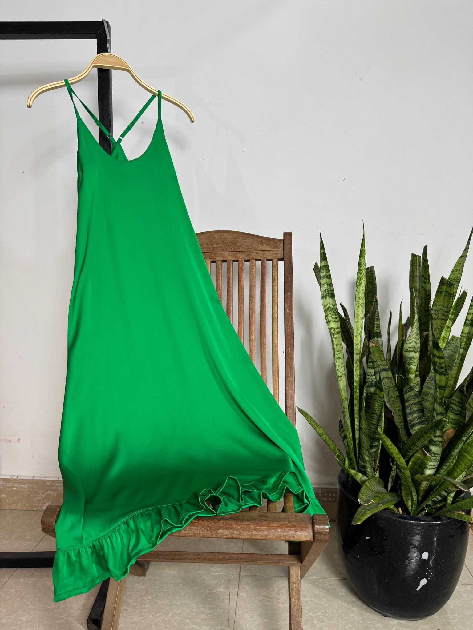  Đầm satin neon yếm dài 