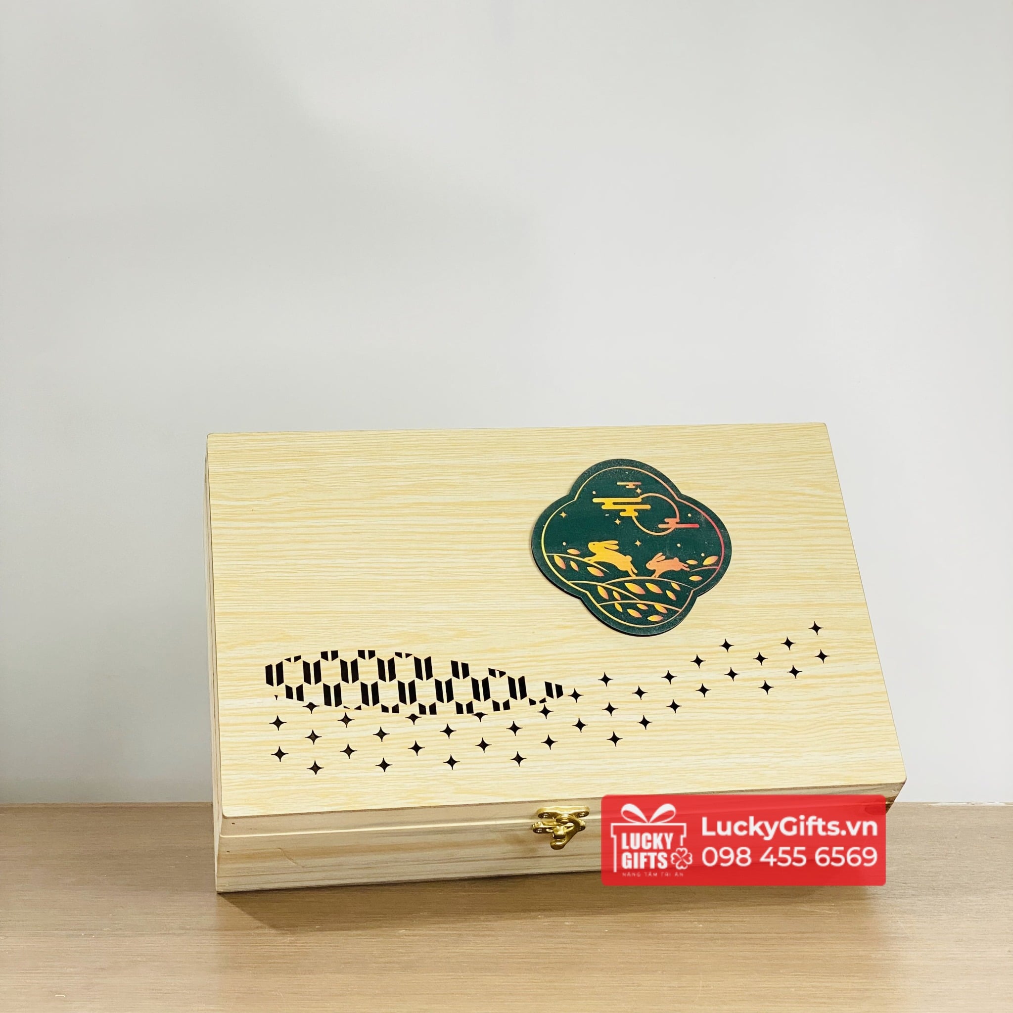 Hộp gỗ đựng 6 bánh trung thu 2024 hoặc 1 chai vang và 3 bánh sang trọng phối sticker in uv màu độc đáo