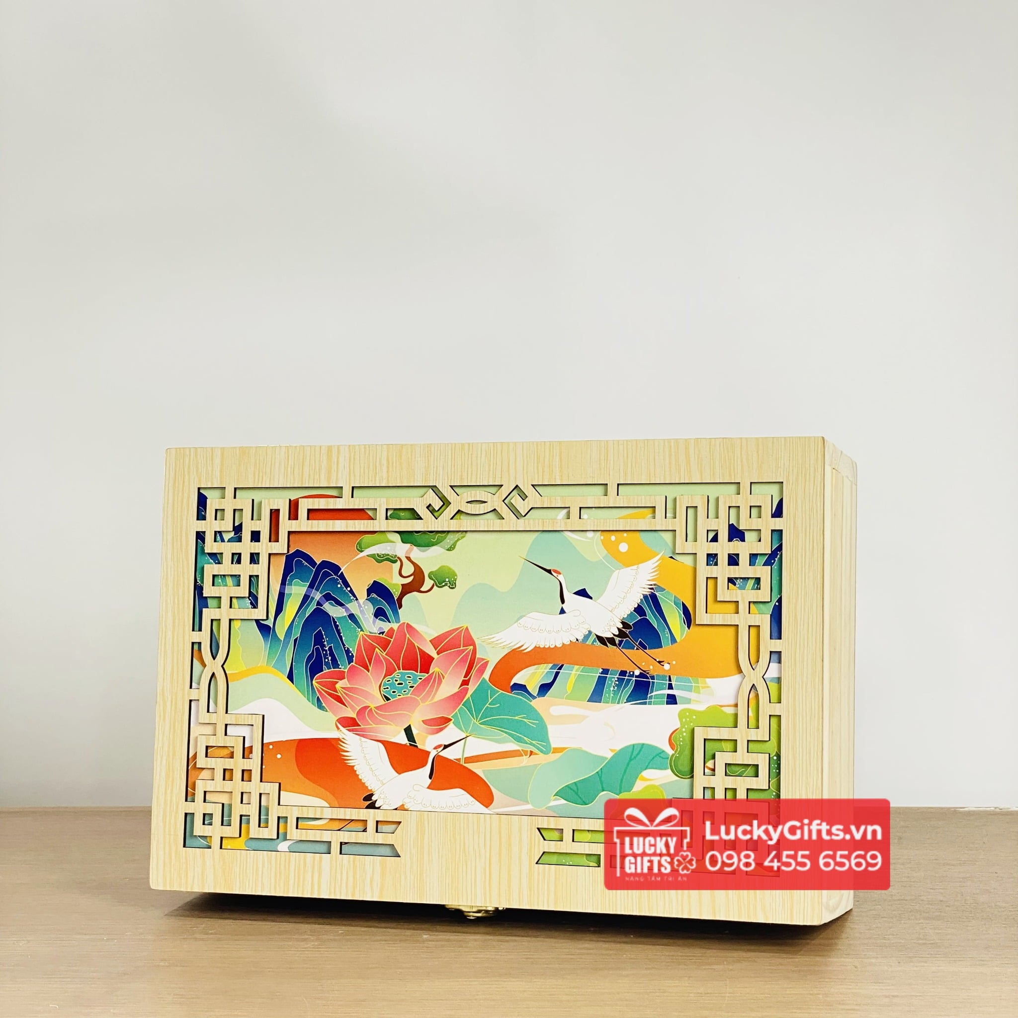 Hộp gỗ đựng 6 bánh trung thu hoặc 1 chai vang và 3 bánh sang trọng phối giấy in màu