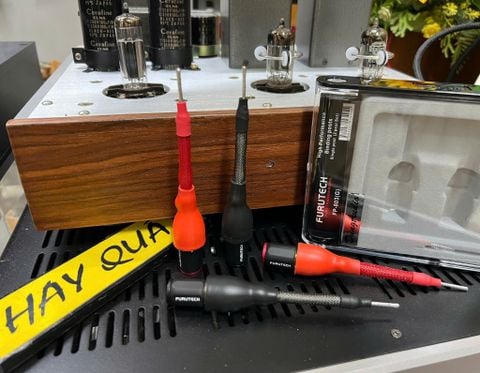  T6-21J Adaptor Hi-end Furutech - Adaptor mỏ giun 2mm ra lỗ cắm bắp chuối hoặc siết được càng cua 