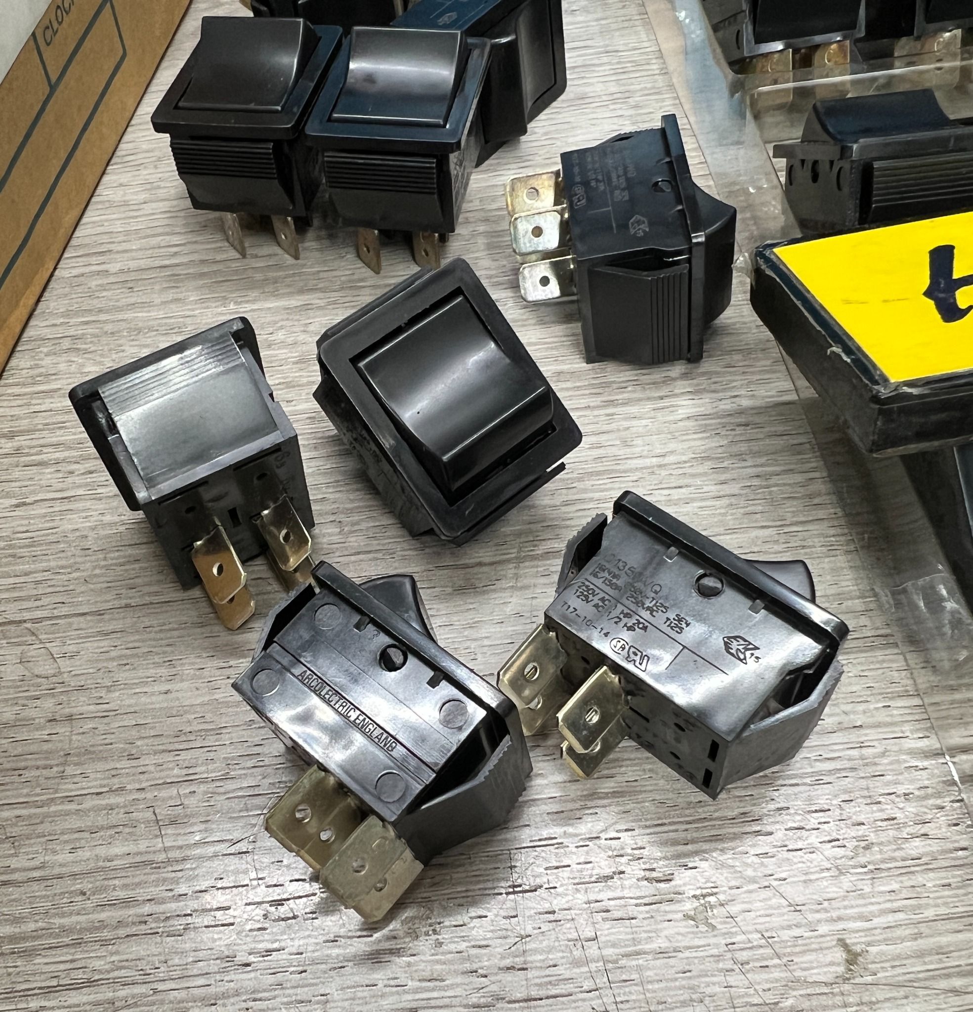 T14-17B​ Công tắc nhấn (ON - OFF) - 4 pin - 6 pin - Công suất lớn - 16A / 250v-20A / 125v