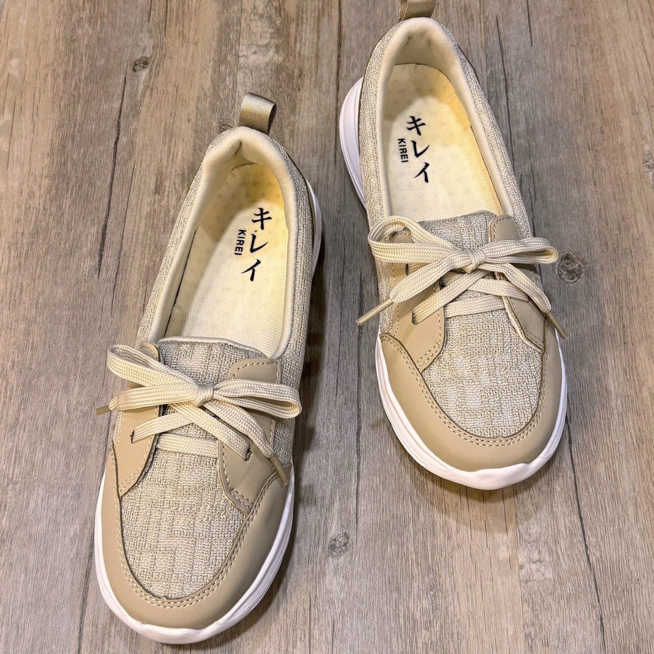 Giày Kirei Walk on Breathable Cột dây HD Kem
