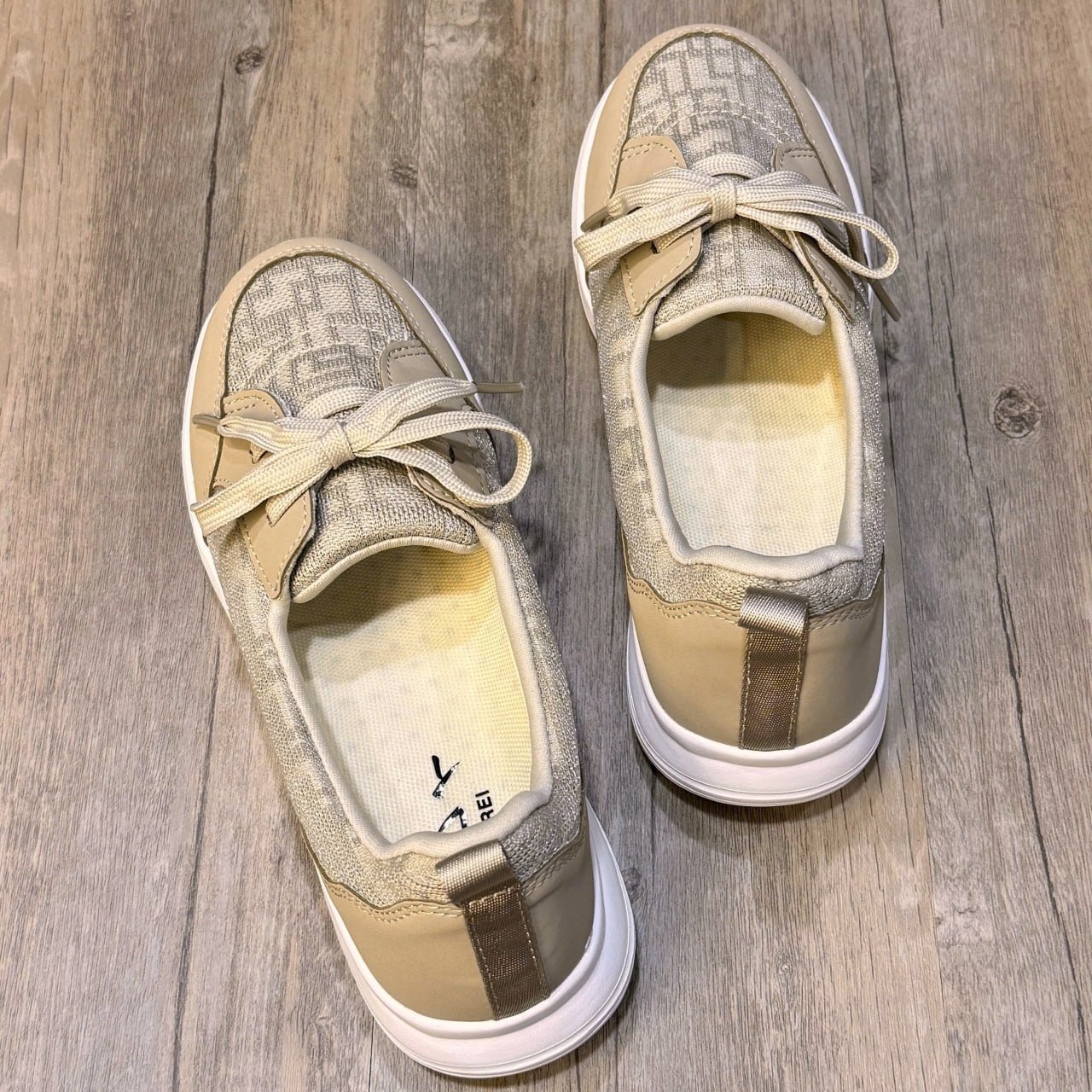 Giày Kirei Walk on Breathable Cột dây HD Kem