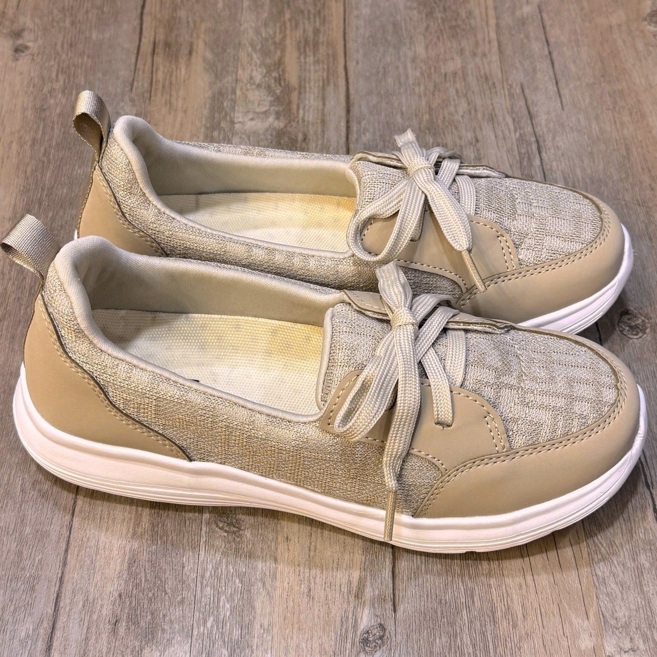 Giày Kirei Walk on Breathable Cột dây HD Kem