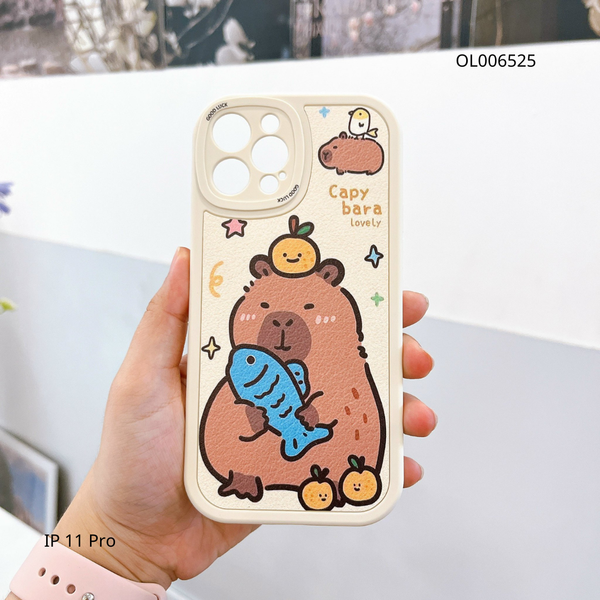 ** Ốp IP 11 Pro Vân da sần in Cappybara ôm cá