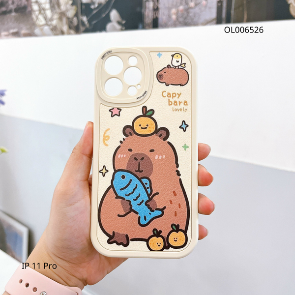 ** Ốp IP 11 Pro Max Vân da sần in Cappybara ôm cá