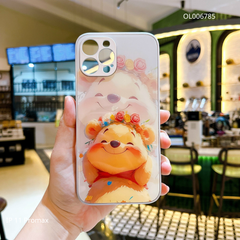 Ốp IP 11 Pro Max lưng kính Gấu Pooh đội vòng hoa