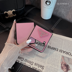 ** Ốp SS ZFlip 4 vân da sần đính logo Prada