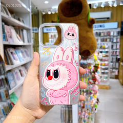 Ốp IP 13 Pro vân sóng ánh bạc Labubu hồng