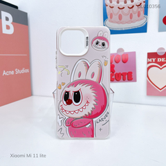 Ốp Xiaomi Mi 11 lite lưng cứng Labubu hồng nút bạc