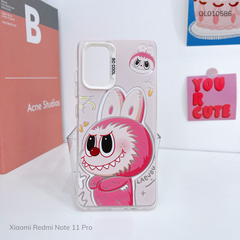 Ốp Xiaomi Redmi Note 11 Pro lưng cứng Labubu hồng nút bạc