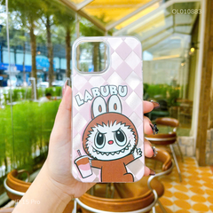 Ốp IP 15 Pro sóng bạc Labubu nâu nền sọc hồng