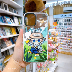 Ốp IP 11 Pro Max dẻo trong Labubu nón nâu cầm hoa phối viền