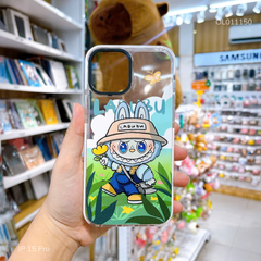 Ốp IP 15 Pro dẻo trong Labubu nón nâu cầm hoa phối viền