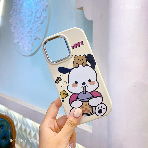 Ốp IP 14 Pro Max Silicon Pochacco uống trà sữa bo viền
