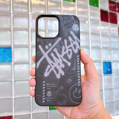 Ốp IP 14 Pro Max giả da dẻo ký hiệu Stussy nền đen