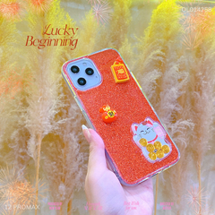 ** Ốp IP 12 Pro Max mèo thần tài lắc tiền và túi tiền đỏ