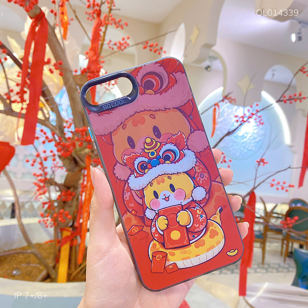 ** Ốp iPhone 7+/8+ lưng cứng rắn cầm lì xì nền đỏ
