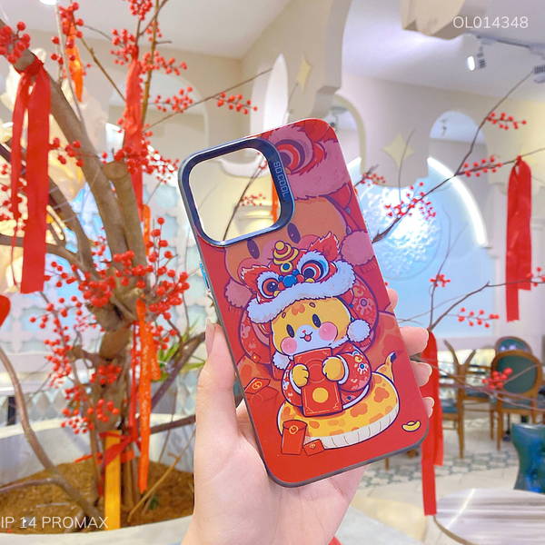 ** Ốp IP 14 Pro Max lưng cứng rắn cầm lì xì nền đỏ