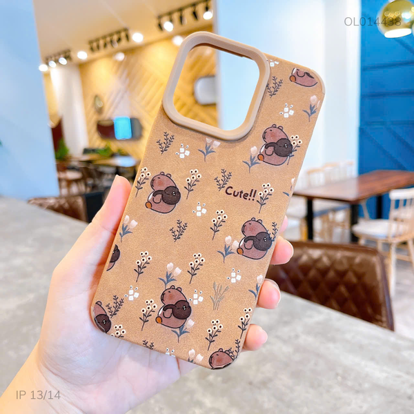 Ốp iPhone 13/14 6.1 giả da Capybara đeo ba lô và nhiều hoa cute