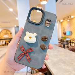Ốp iPhone 15 Pro giả da lộn đính gấu Coffee