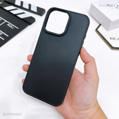 Ốp IP 16 Pro Max dẻo vân carbon magsafe