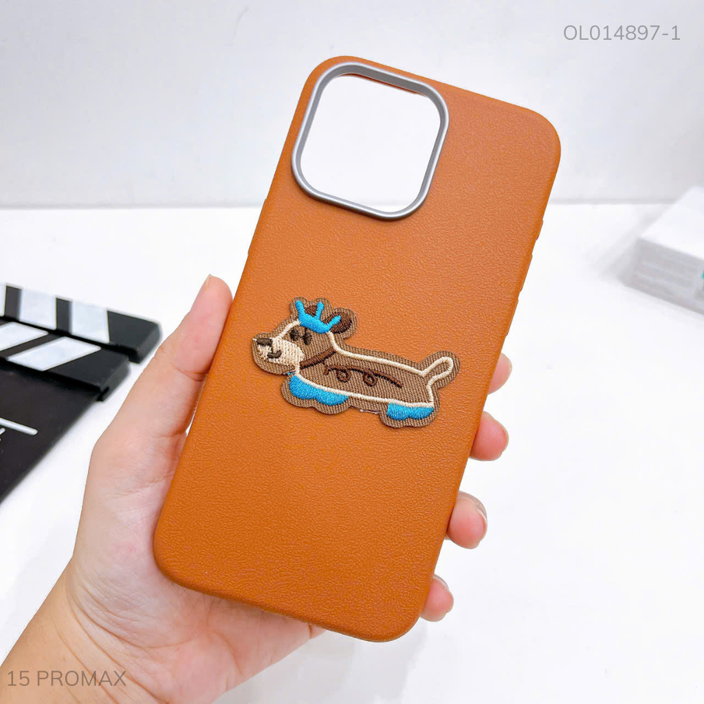 Ốp IP 15 Pro Max vân sần hình thêu