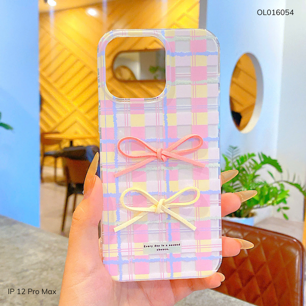 Ốp iPhone 12 Pro Max nền kẻ ô đính nơ hồng, trắng nổi