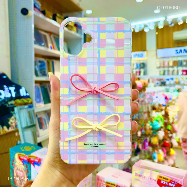 Ốp IP 16 Plus nền kẻ ô đính nơ hồng, trắng nổi