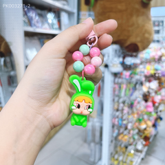 ** Móc khóa chuỗi ngọc trai cô gái