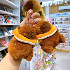 ** Móc khóa Capybara đội bánh mì