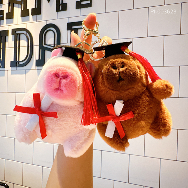 ** Móc khóa bông Capybara Hồng tốt nghiệp