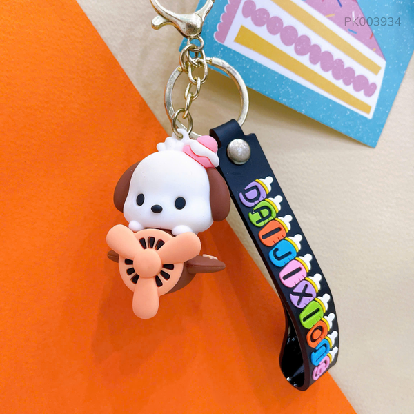 ** Móc khóa cún trắng ngồi máy bay nâu