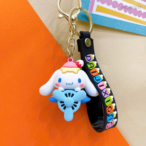 ** Móc khóa cún trắng ngồi máy bay xanh