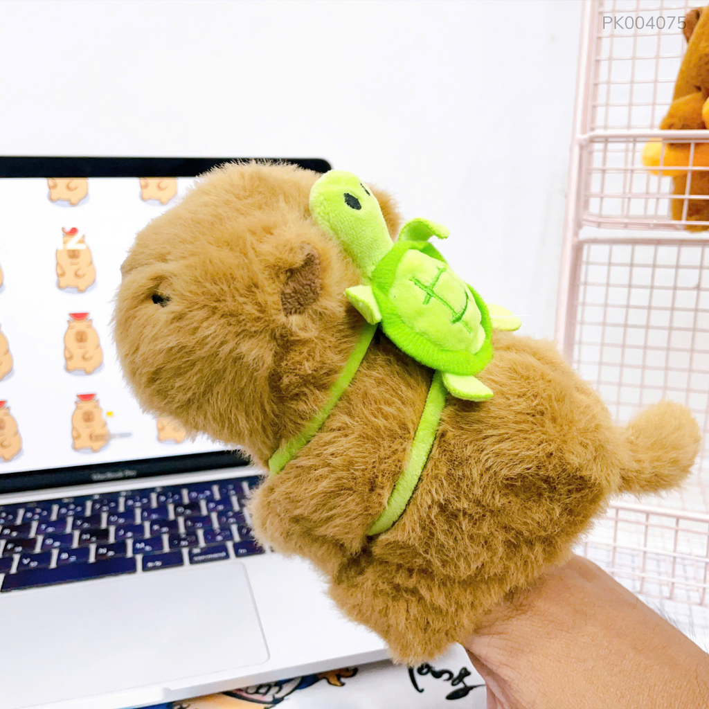 ** Gấu bông Capybara nâu quay đuôi ôm tay