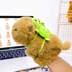 ** Gấu bông Capybara nâu quay đuôi ôm tay