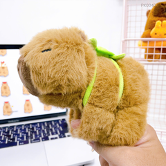 ** Gấu bông Capybara nâu quay đuôi ôm tay