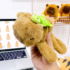 ** Gấu bông Capybara nâu quay đuôi ôm tay