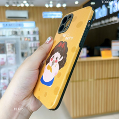 Ốp IP 12 Pro 6.1 cô gái tóc cài nơ đỏ uống trà sữa NO FAT vân da sần